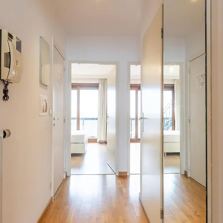 With Sea View And Sunny Terrace アパート