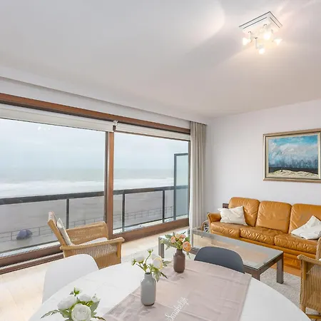 With Spacious Living Apartment *